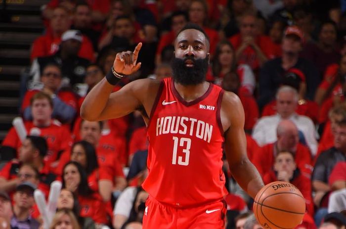 Pebasket bintang Houston Rockets, James Harden, memberi instruksi kepada rekan-rekan setimnya saat menjalani laga semifinal Wilayah Barat playoffs NBA 2019 melawan Golden State Warriors.