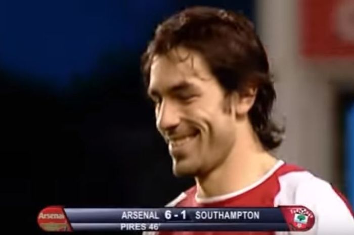 Gelandang serang Arsenal, Robert Pires, semringah seusai mencetak gol ke gawang Southampton pada 7 Mei 2003 di Stadion Higbury, London.