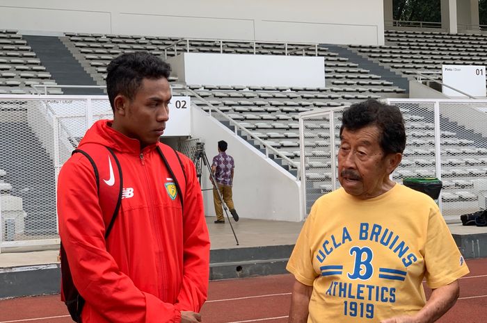 Atlet lari Indonesia, Lalu Muhammad Zohri, dan ketua PB PASI, Bob Hasan, di Lapangan Madya, Senayan, Jakarta, Selasa (7/5/2019).