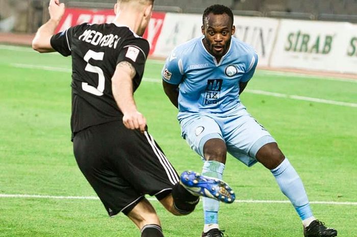 Aksi Michael Essien (kanan) saat membela Sabail yang dijamu Qarabag pada lanjutan Liga Azerbaijan 2018-2019 pada Minggu (5/5/2019).