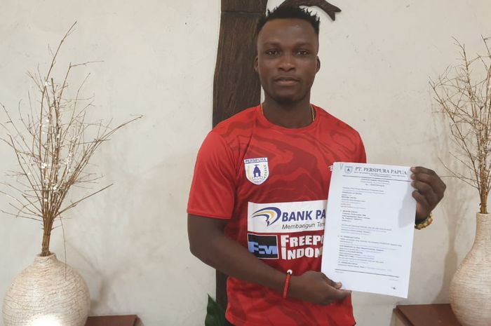 Gelandang asal Sierra Leone, Ibrahim Conteh, resmi berseragam Persipura Jayapura untuk Liga 1 2019.