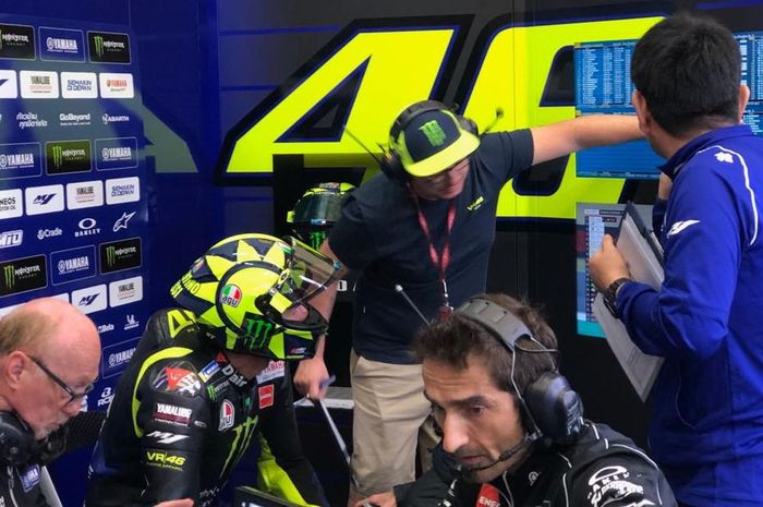 Pembalap Monster Energy Yamaha, Valentino Rossi sedang berdiskusi dengan krunya pada babak kualifikasi MotoGP Spanyol 2019, Sabtu (4/5/2019)