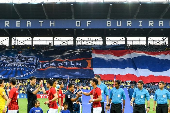 Para pemain Buriram United menyalami pilar Urawa Reds (merah) jelang laga Liga Champions Asia 2019 di Chang Arena pada 7 Mei 2019. 