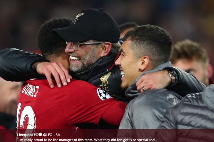 Juergen Klopp memeluk Joe Gomez dan Roberto Firmino setelah pertandingan selesai antara Liverpool melawan barcelona di Stadion Anfield, Selasa (7/5/2019)