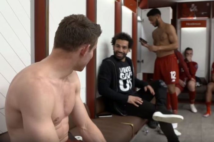 Mohamed Salah bercanda dengan James Milner di ruang ganti usai laga Liverpool vs Barcelona, Rabu (8/5/2019) dini hari WIB.