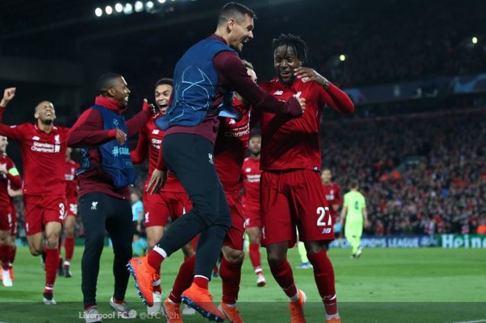 Divok Origi (kanan) dan Dejan Lovern merayakan kemenangan Liverpool atas Barcelona bersama rekan-rekannya, dalam laga leg kedua semifinal Liga Champions di Stadion Anfield, 7 Mei 2019.