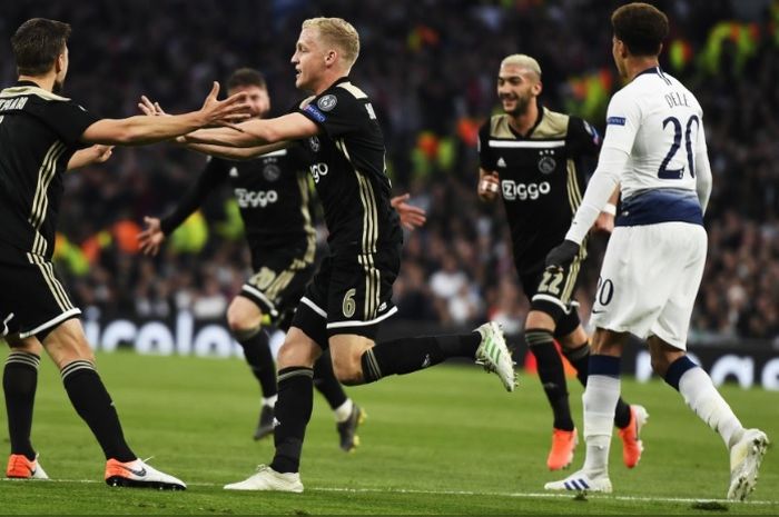 Donny van de Beek merayakan gol yang dicetaknya bersama rekan-rekannya pada leg pertama semifinal Liga Champions