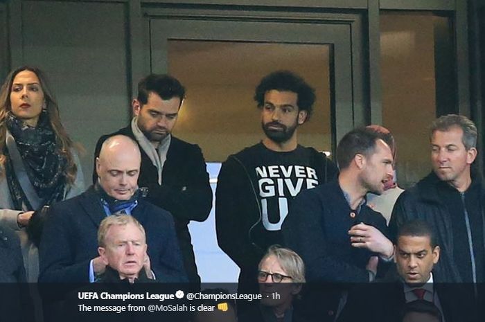 Winger Liverpool, Mohamed Salah, menyaksikan rekan-rekannya berlaga melawan FC Barcelona dalam laga leg kedua semifinal Liga Champions di Stadion Anfield, 7 Mei 2019.