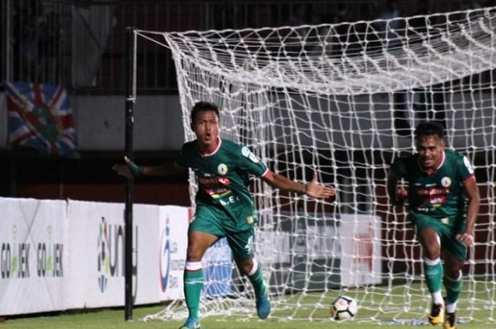 Pemain PSS Sleman, Slamet Budiono, merayakan gol yang dicetaknya ke gawang Persiwa Wamena di Stadion Maguwoharjo, Sleman di Liga 2 2018.