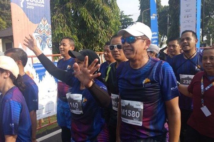 Menteri BUMN, Rini Soemarno, saat mencapai garis finish dalam Mandiri Jogja Marathon 2019, di Candi Prambanan pada Minggu (28/4/2019) 