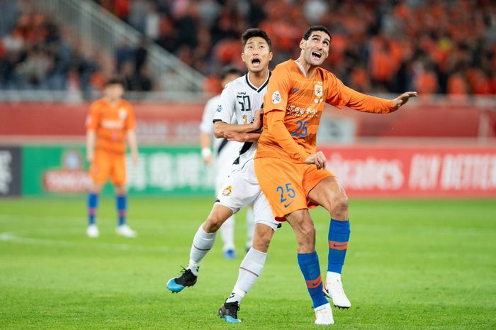 Gelandang Shandong Luneng, Marouane Fellaini (kanan) dual dengan Kim Jong-pil, pemain bertahan Gyeongnam FC pada lanjutan Liga Champions Asia 2019, 8 Mei 2019. 