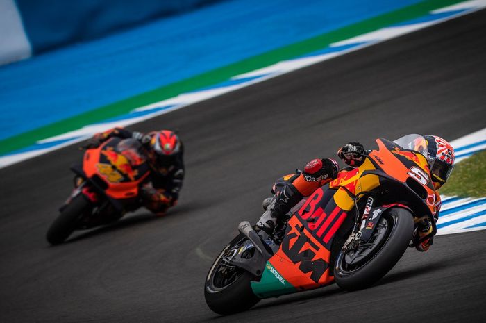 Momen ketika Johann Zarco berada di depan Pol Espargaro pada balapan MotoGP Spanyol 2019.