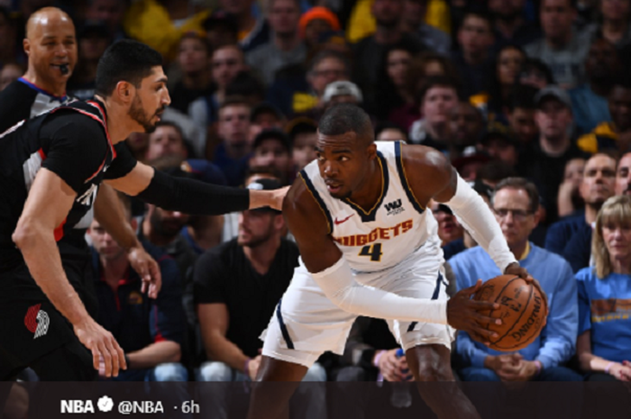 Forward Denver Nuggets, Paul Millsap (memegang bola), saat beraksi di gim kelima semifinal Wilayah Barat Playoff NBA 2019, di Pepsi Center, Denver, Colorado, Amerika Serikat, Selasa (7/5/2019).