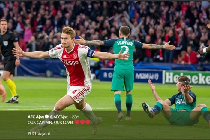 Kapten Ajax Amsterdam, Matthijs de Ligt, melakukan selebrasi seusai mencetak gol ke gawang Tottenham dalam leg kedua semifinal Liga Champions, Rabu (8/5/2019)