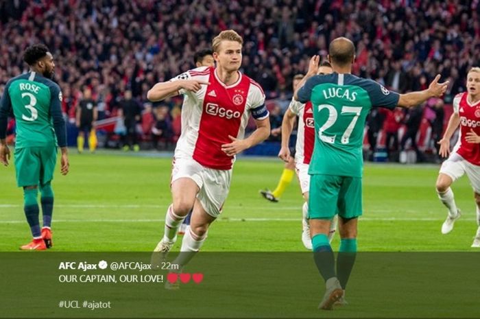 Kapten Ajax Amsterdam, Matthijs de Ligt, melakukan selebrasi seusai cetak gol ke gawang Tottenham dalam leg kedua semifinal Liga Champions, Rabu (8/5/2019)