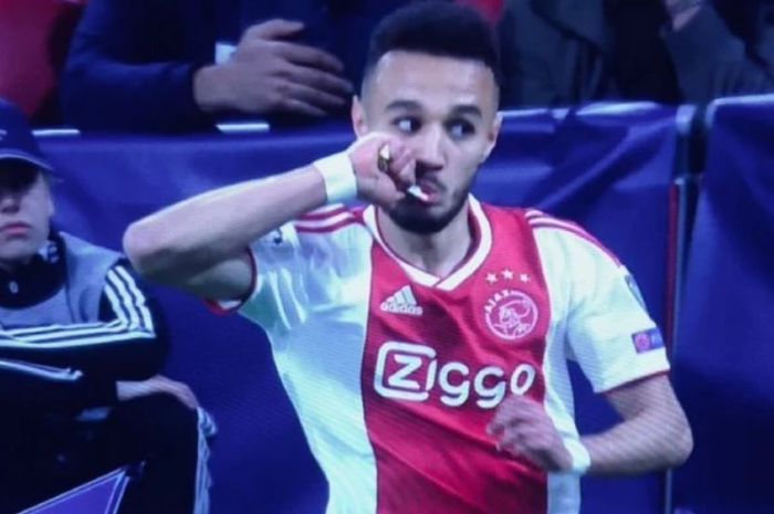 Noussair Mazraoui terlihat mengkonsumsi gel dalam kemasan sachet di tengah pertandingan Ajax versus Tottenham, Kamis (9/5/2019) dini hari WIB.