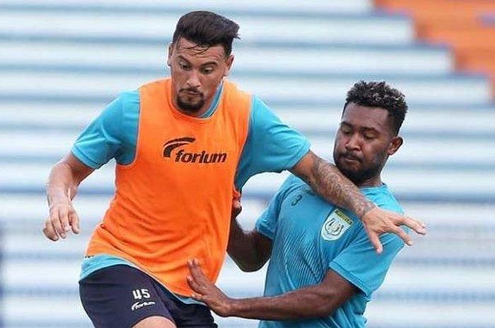 Alex Dos Santos Goncalves (kiri) striker asing baru Persela Lamongan