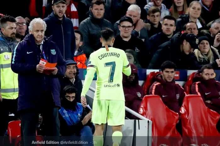 Pemain Barcelona, Philippe Coutinho, berjalan ke ruang ganti dalam laga leg kedua semifinal Liga Champions kontra Liverpool di Stadion Anfield, 7 Mei 2019.