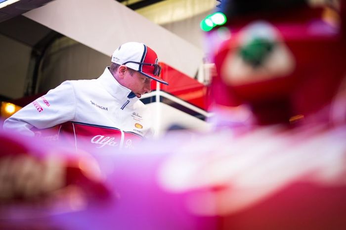 Pembalap tim Alfa Romeo Racing, Kimi Raikkonen sedang melakukan persiapan pada seri F1 Azerbaijan 2019.