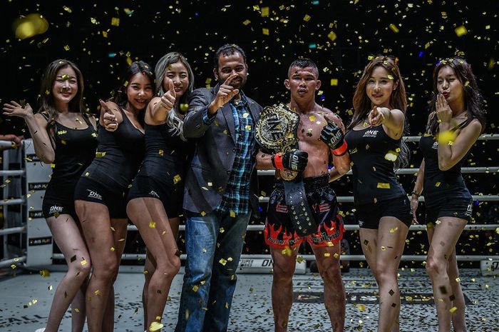 Atlet ONE Championship asal Thailand, Nong-O Gaiyanghadao (ketiga dari kanan).