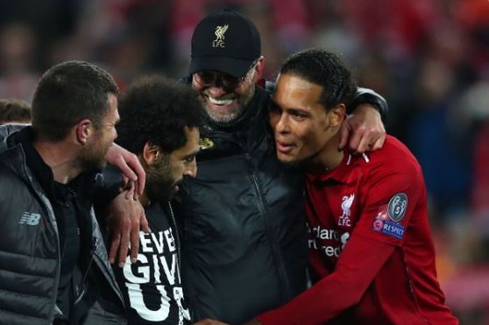 Virgil van Dijk, Juergen Klopp, dan Mohamed Salah merayakan keberhasilan Liverpool melaju ke final Liga Champions usai mengalahkan Barcelona dalam laga leg kedua semifinal di Stadion Anfield, Selasa (7/5/2019).