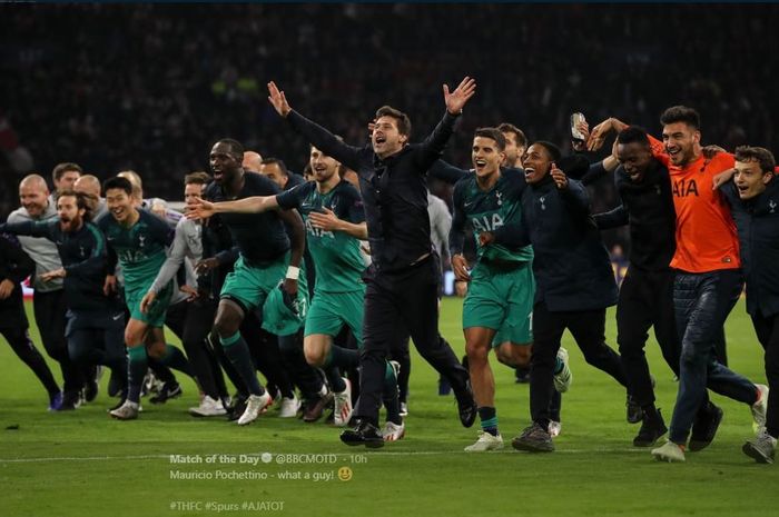 Pelatih Tottenham Hotspur, Mauricio Pochettino (tengah), bersama timnya merayakan kelolosan ke final Liga Champions setelah menekuk Ajax Amsterdam di Johan Cruyff Arena, 8 Mei 2019.