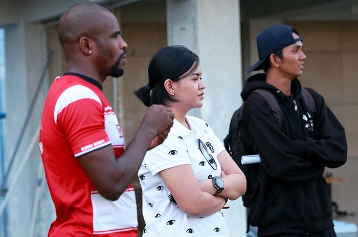 Vice Presiden Madura United  Annisa Zhafarina bersama Greg Nwokolo