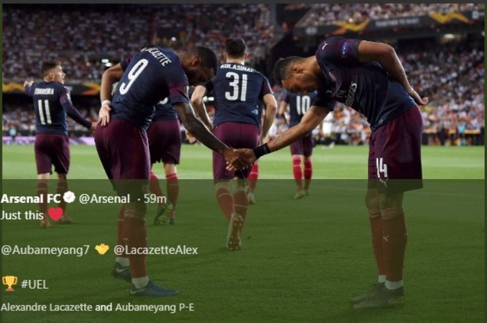 Aksi selebrasi dua striker Arsenal, Alexandre Lacazette dan Pierre-Emerick Aubameyang, dalam laga kontra Velancia di Mestalla, Kamis (9/5/2019).