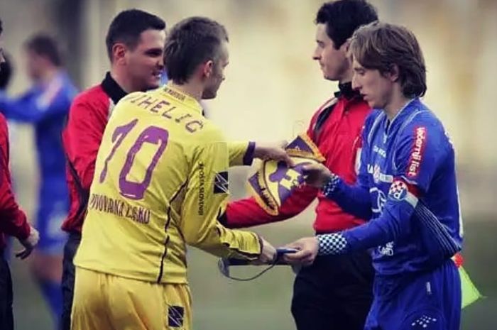 Pemain asing Persib Bandung, Rene Mihelic, kala bersalaman dengan bintang Real Madrid, Luka Modric.