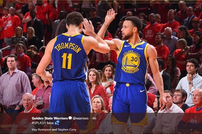 Splash brother, Klay Thompson (kiri) dan Stephen Curry (kanan), (kembali) menjadi pilar penting Golden State Warriors di tengah badai cedera yang mendera sang juara bertahan