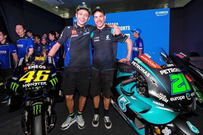 Valentino Rossi (kiri) dan muridnya yaitu Franco Morbidelli (kanan) saat menjalani tes pramusim di Sirkuit Sepang.