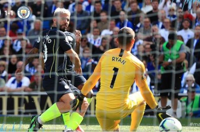 Penyerang Manchester City, Sergio Aguero (kiri), mencetak gol ke gawang Brighton &amp; Hove Albion dalam laga Liga Inggris di Stadion Amex, Minggu (12/5/2019).