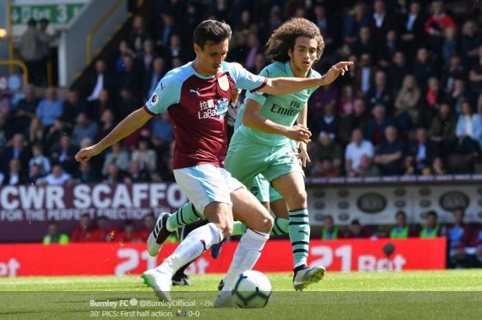 Gelandang Arsenal, Matteo Guendouzi, berebut bola dengan pemain Burnley dalam laga pekan ke-38 Liga Inggris di Stadion Turf Moor, 12 Mei 2019.