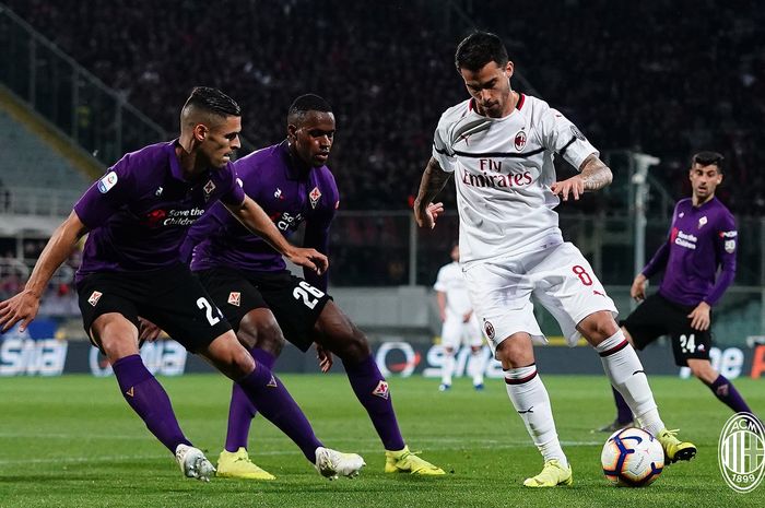 Aksi Suso (putih) saat pertandingan AC Milan kontra Fiorentina pada pekan ke-36 Liga Italia 2018-2019 di Stadion Artemio Franchi, 11 Mei 2019.