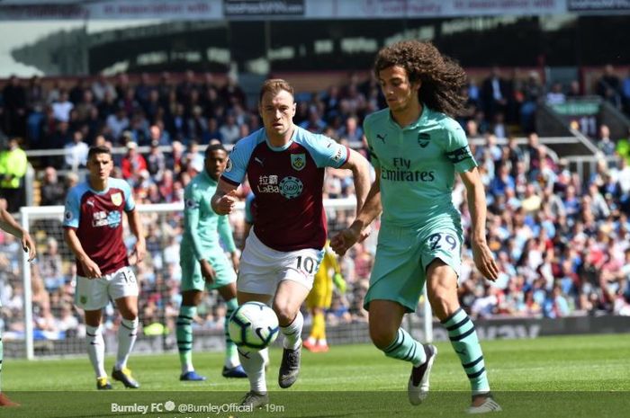 Gelandang Arsenal, Matteo Guendouzi, berebut bola dengan penyerang Burnley, Chris Wood, dalam laga pekan ke-38 Liga Inggris di Stadion Turf Moor, 12 Mei 2019.