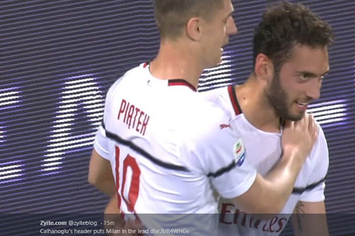 Hakan Calhanoglu (kanan) setelah mencetak gol pertama AC Milan dalam pertandingan melawan Fiorentina pada pekan ke-36 Liga Italia 2018-2019 di Stadion Artemio Franchi, 11 Mei 2019.