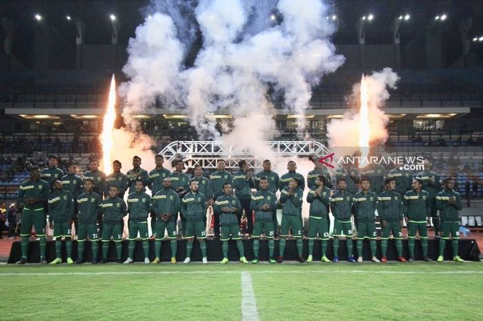 Tim pelatih dan pemain Persebaya Surabaya saat diperkenalkan di Stadion Gelora Bung Tomo, Surabaya, pada 11 Mei 2019.