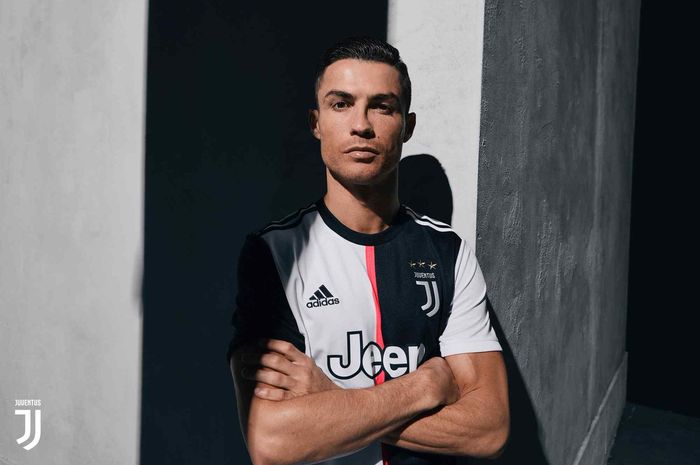 Megabintang Juventus, Cristiano Ronaldo, memamerkan jersey anyar Si Nyonya Tua pada Minggu (12/5/2019).