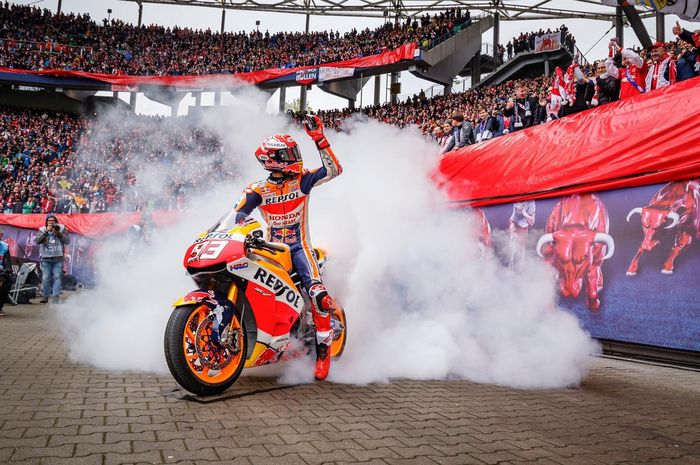 Marc Marquez saat menjadi tamu undangan pada laga RB Leipzig vs Bayern Muenchen, Sabtu (11/5/2019).