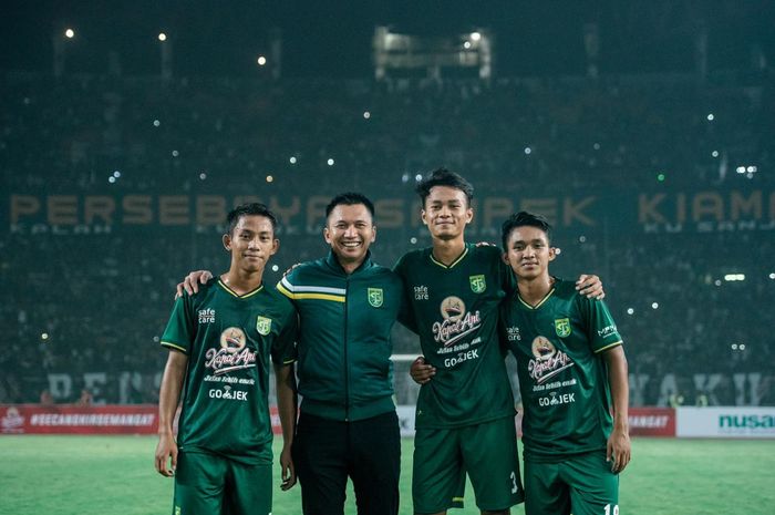 Zulfikar (Kiri), Presiden Persebaya Azrul Ananda, Koko Ari dan M Kemaluddin berfoto bersama seusai laga Persebaya Surabaya melawan Persela Lamongan di Stadion Gelora Bung Tomo, Surabaya pada 11 Mei 2019.