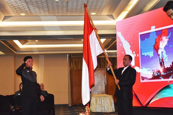 Pebulu tangkis ganda campuran Indonesia, Praveen Jordan, menjalani prosesi pelantikan tim Piala Sudirman 2019 di Hotel Century, Senayan, Jakarta, Sabtu (11/5/2019).