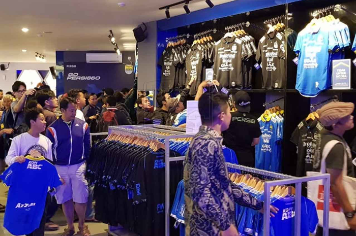 Ratusan bobotoh menyerbu Persib Merchandise Store tempat penjualan jersey terbaru tim Maung Bandung.