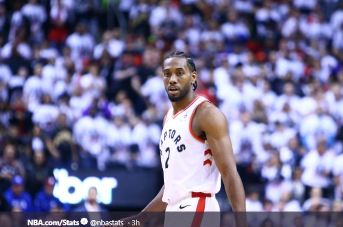 Kawhi Leonard (Toronto Raptors) saat berlaga melawan Philadelphia 76ers pada semifinal Wilayah Timur Playoff NBA 2019, di Scotiabank Arena, Toronto, Amerika Serikat, Minggu (12/5/2019).