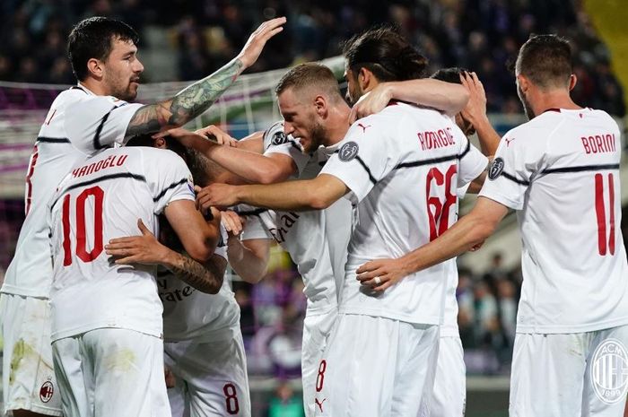 Para pemain AC Milan merayakan gol yang dicetak oleh Hakan Calhanoglu (kiri) dalam laga Liga Italia melawan Fiorentina di Stadion Artemio Franchi, Sabtu (11/5/2019).