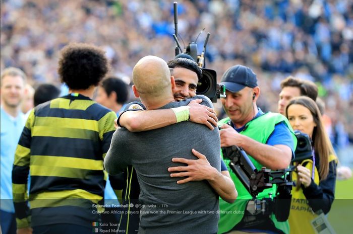 Riyad Mahrez memeluk pelatih Pep Guardiola selepas Manchester City menjuarai Liga Inggris musim ini.