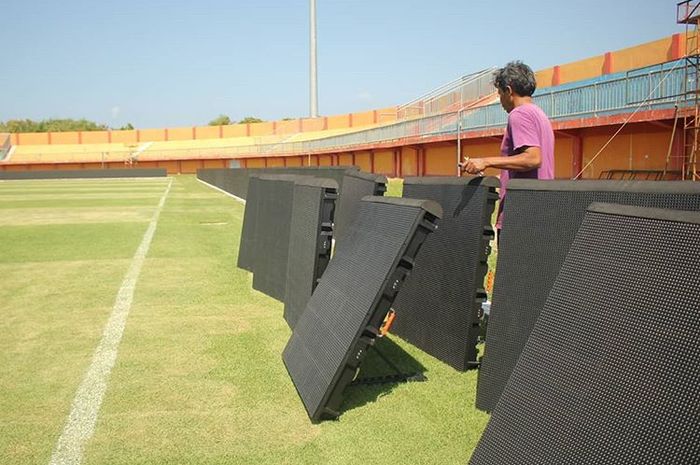 Pemasangan LED di markas Madura United, Stadion Gelora Madura Ratu Pamelingan, untuk menyambut bergulirnya kompetisi Liga 1 2019.