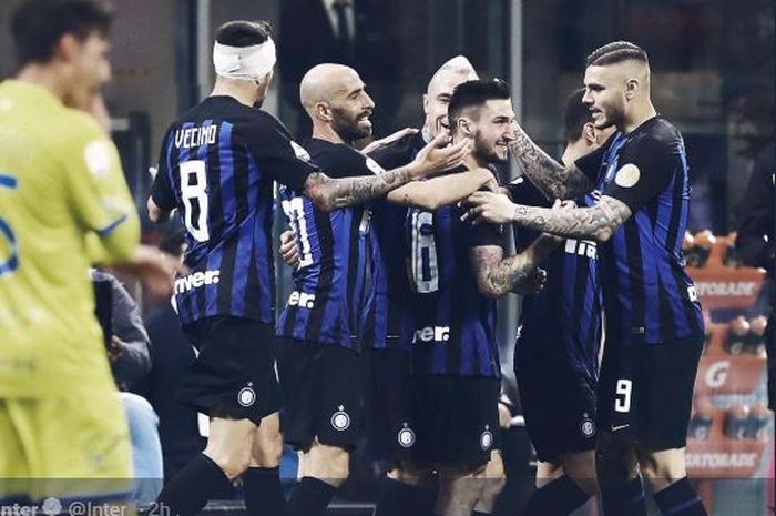 Para pemain Inter Milan merayakan gol yang dicetak ke gawang Chievo dalam laga Liga Italia di Stadion Giuseppe Meazza, Senin (13/5/2019).