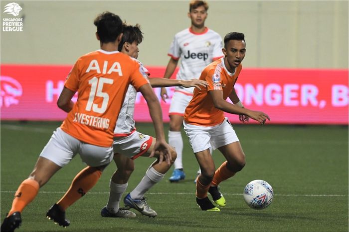 Aksi pemain sayap Hougang United, Faris Ramli (kanan) saat akan dihadang pilar Balestier Khalsa pada pekan ke-10 Singapore Premier League 2019 di Stadion Jalan Besar pada 12 Mei 2019.