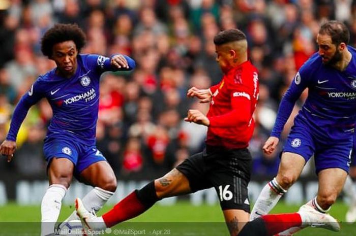 Bek Manchester United, Marcos Rojo, menerjang kaki winger Chelsea, Willian, pada laga pekan ke-36 Liga Inggris di Stadion Old Trafford, 28 April 2019.