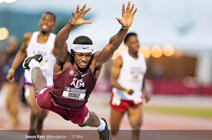 Atlet lari halang rintang, Infinite Tucker, melakukan gerakan terbang untuk mencapai finis dalam perlombaan Southeastern Conference (SEC) Track and Field Championships pada Minggu (12/5/2019) di Amerika Serikat.